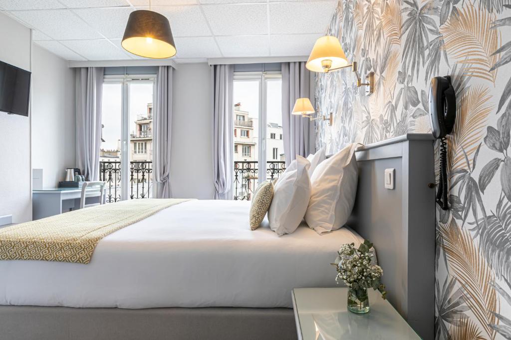 巴黎辉煌酒店的酒店客房设有一张大床和一张书桌。