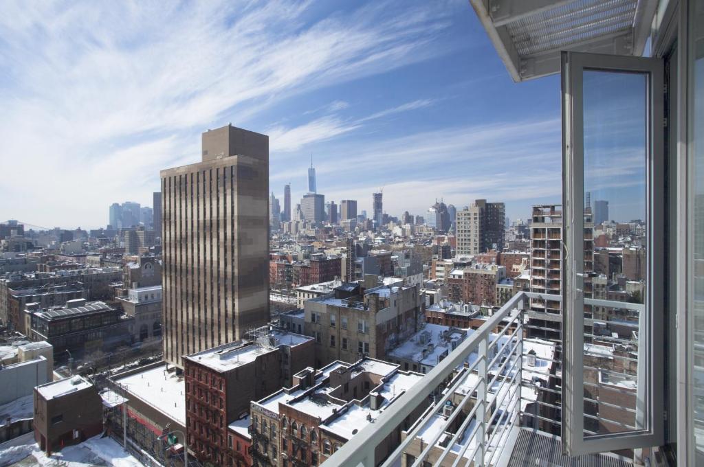 纽约利文顿酒店的从摩天大楼欣赏到城市天际线的景色
