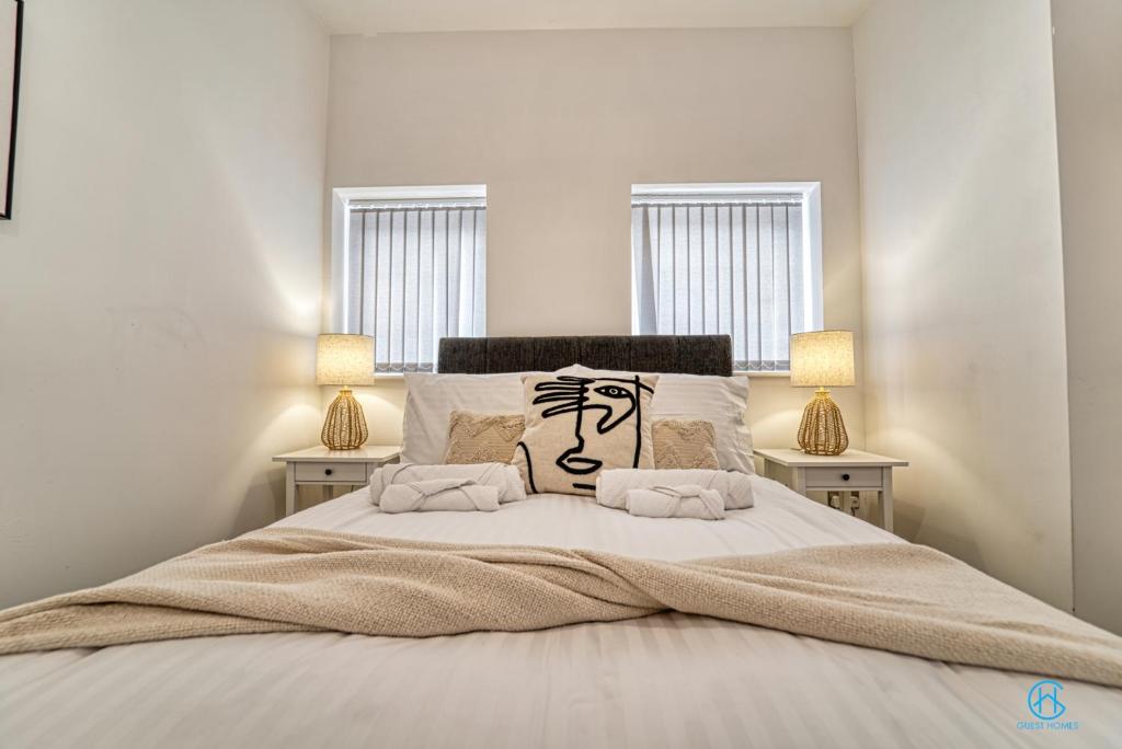 斯托桥Guest Homes - The Bell Apartment的一间卧室配有一张大床和两盏灯
