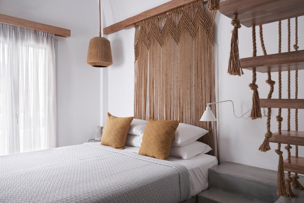 卡马利马克里斯海滩公寓式酒店的一间卧室配有带白色床单和枕头的床。