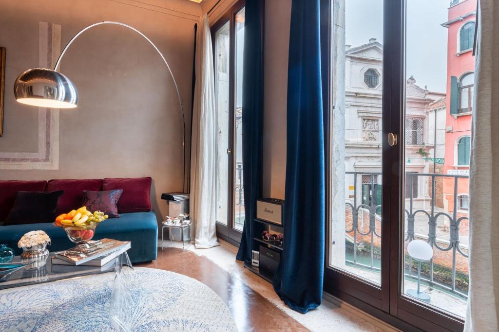 威尼斯Cà dei Dalmati - the Blue Canal View的带沙发和大窗户的客厅