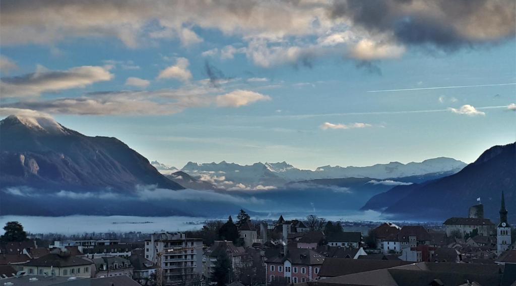 福龙河畔拉罗什Appartement La Roche sur Foron的享有以山脉为背景的城市美景