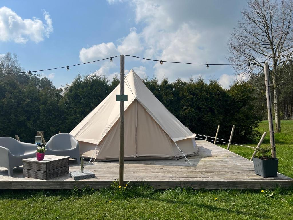 BlesdijkeGlamplodge met privé sanitair的木制甲板上的白色帐篷