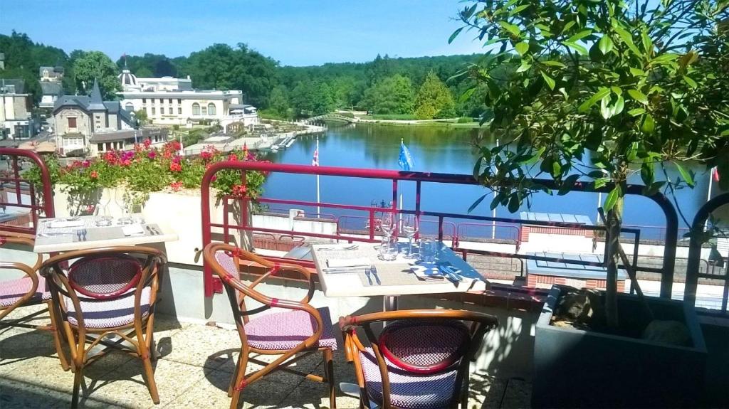 巴尼奥勒德日洛恩杜贝里水疗酒店的阳台配有桌椅,享有河景