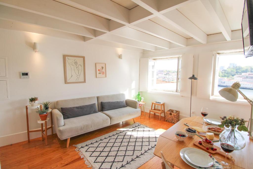 波尔图Douro Dreams的客厅配有沙发和桌子