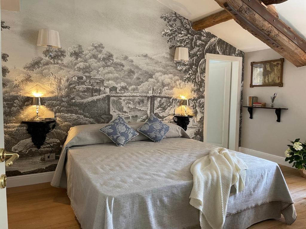 巴尼－迪卢卡Burlamacchi Villas的一间卧室配有一张壁画床