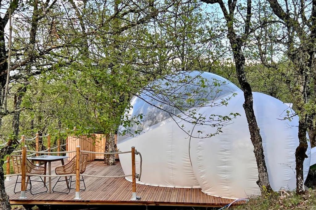 FéneyrolsFun'ambulle的树林木甲板上的帐篷