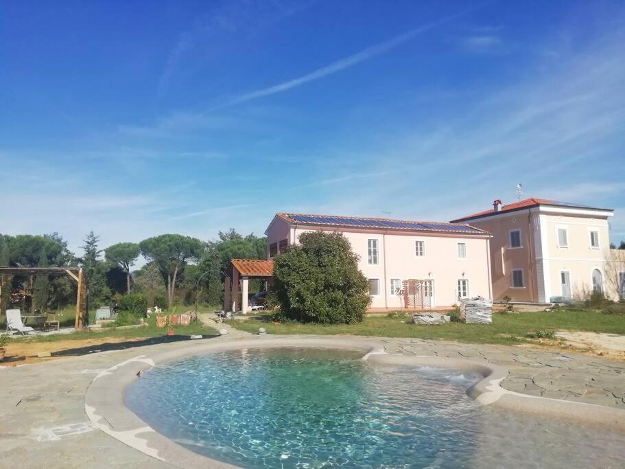 富切基奥Villa Donnola: casa Rosmarino的房屋前方的大水池