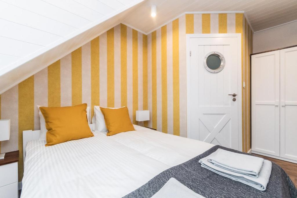 凯蒂赖贝西Willa Green的一间卧室配有一张黄色和白色条纹的床