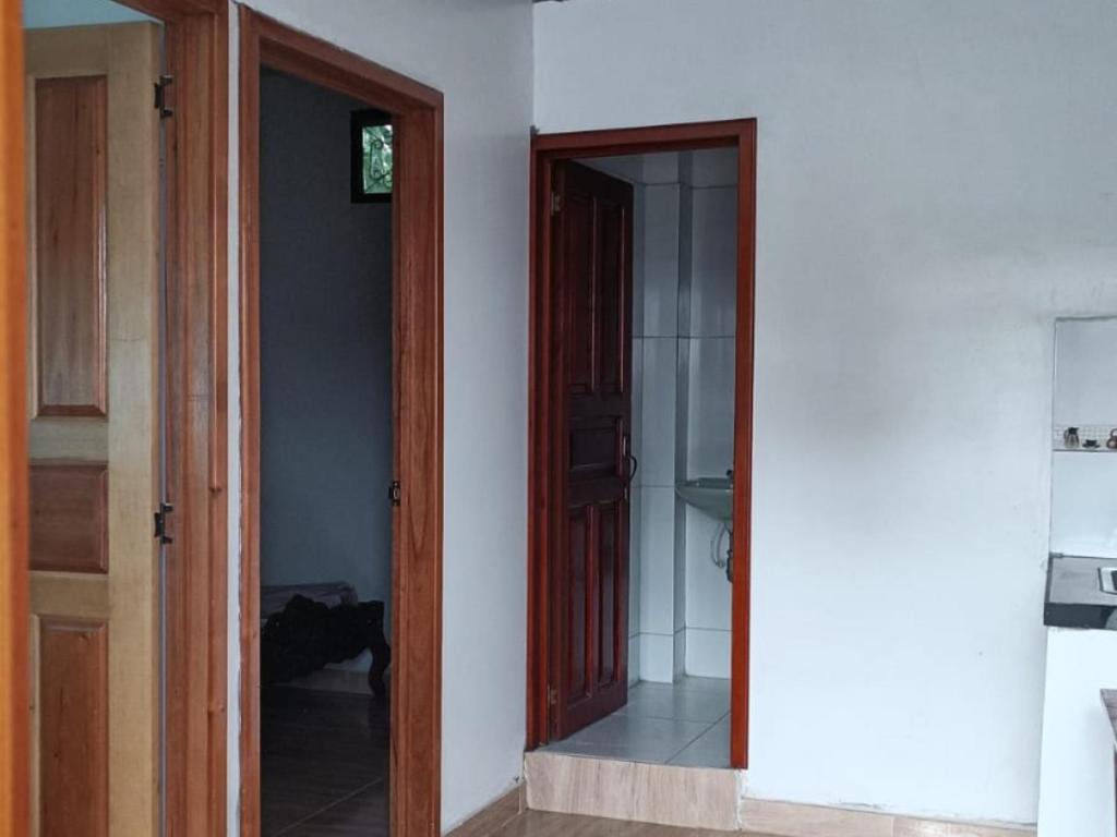 莱蒂西亚Apartamento Profe Rios的镜子间的敞开门