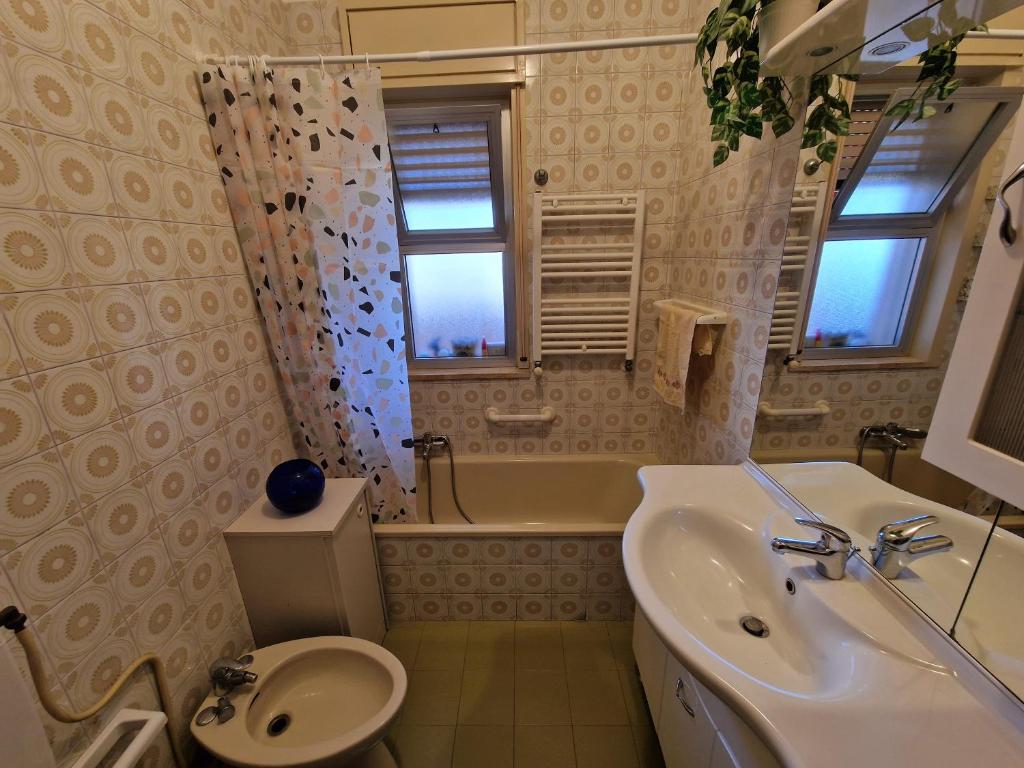 蒙德罗Mondello Sunrise的浴室配有盥洗盆、卫生间和浴缸。