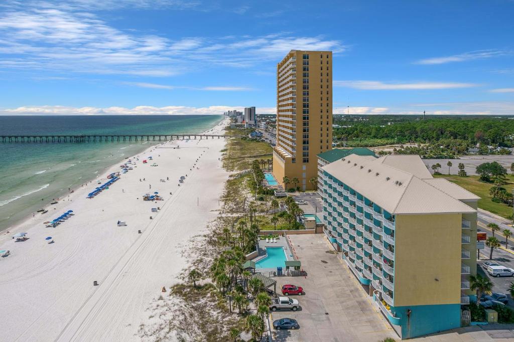 巴拿马城海滩Holiday Terrace Beachfront Hotel, a By The Sea Resort的享有海滩和海洋的空中景致