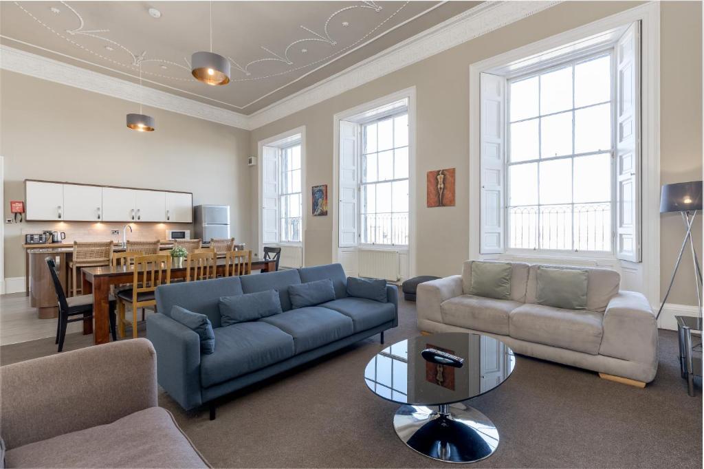 爱丁堡爱丁堡目的地约克广场公寓的带沙发的客厅和用餐室