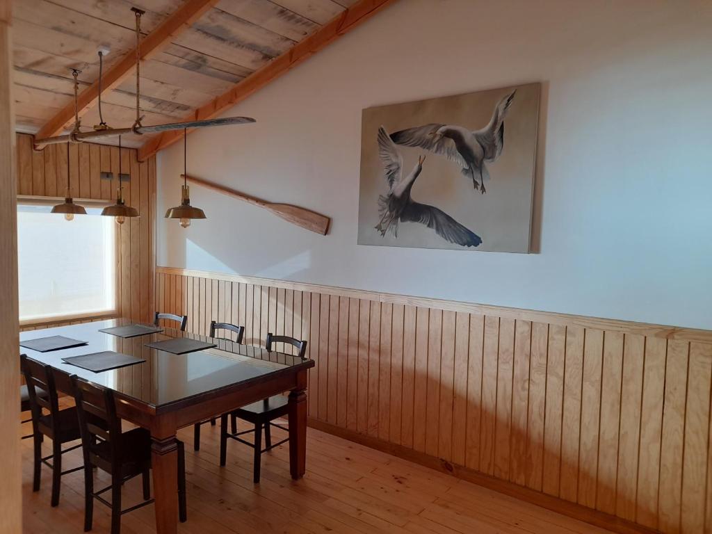 蒙特港Portal de la Patagonia Austral的墙上的带桌子和鸟的用餐室