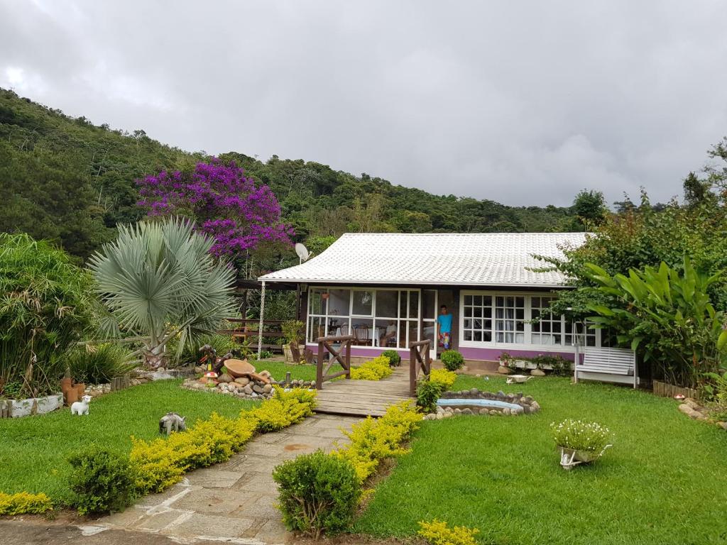 特雷索波利斯Vale das Maritacas Teresópolis的前面有花园的房子