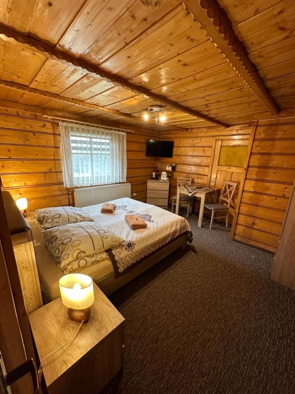 扎科帕内Willa Pod Stokiem的小木屋内一间卧室,配有一张床