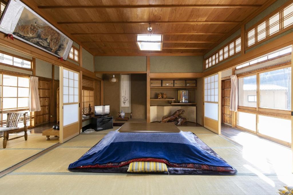 天川村Ichimaru Ryokan - Vacation STAY 35990v的中间设有一张大床的房间