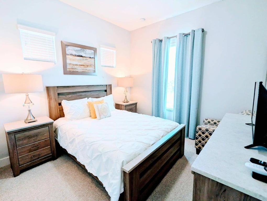 奥兰多5 Suites DREAM House 5 min to Disney的一间卧室配有一张床和一张书桌及电视