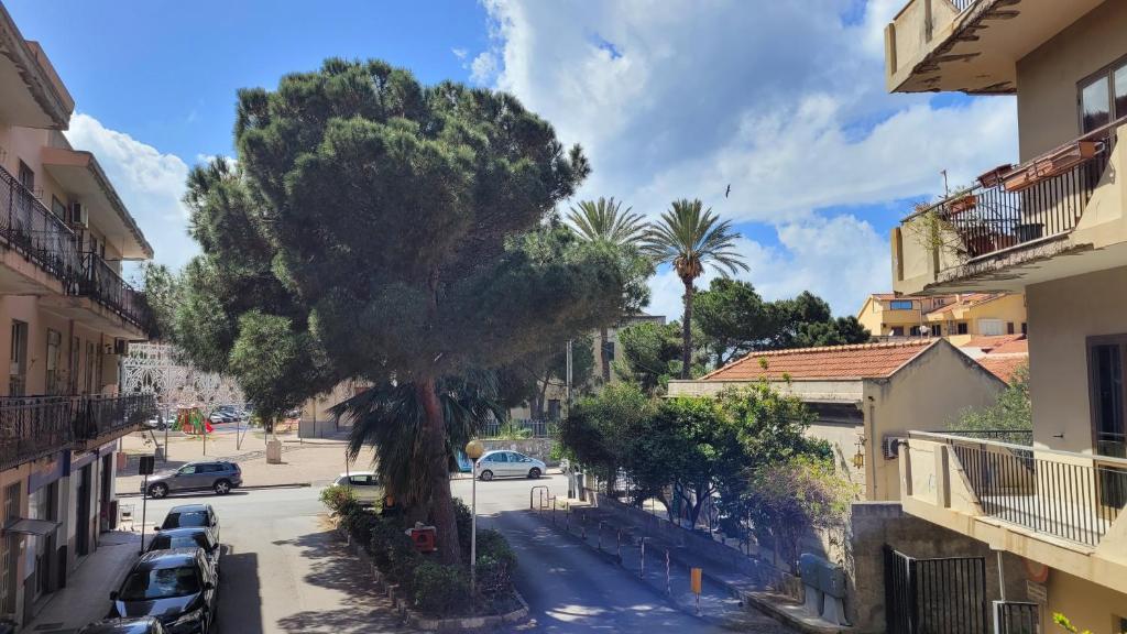 米拉佐La casa di nonna Carmelina的一条城市街道上,街上有树木和汽车