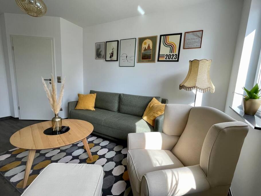 诺德豪森Appartement W@llstreet的客厅配有沙发和桌子
