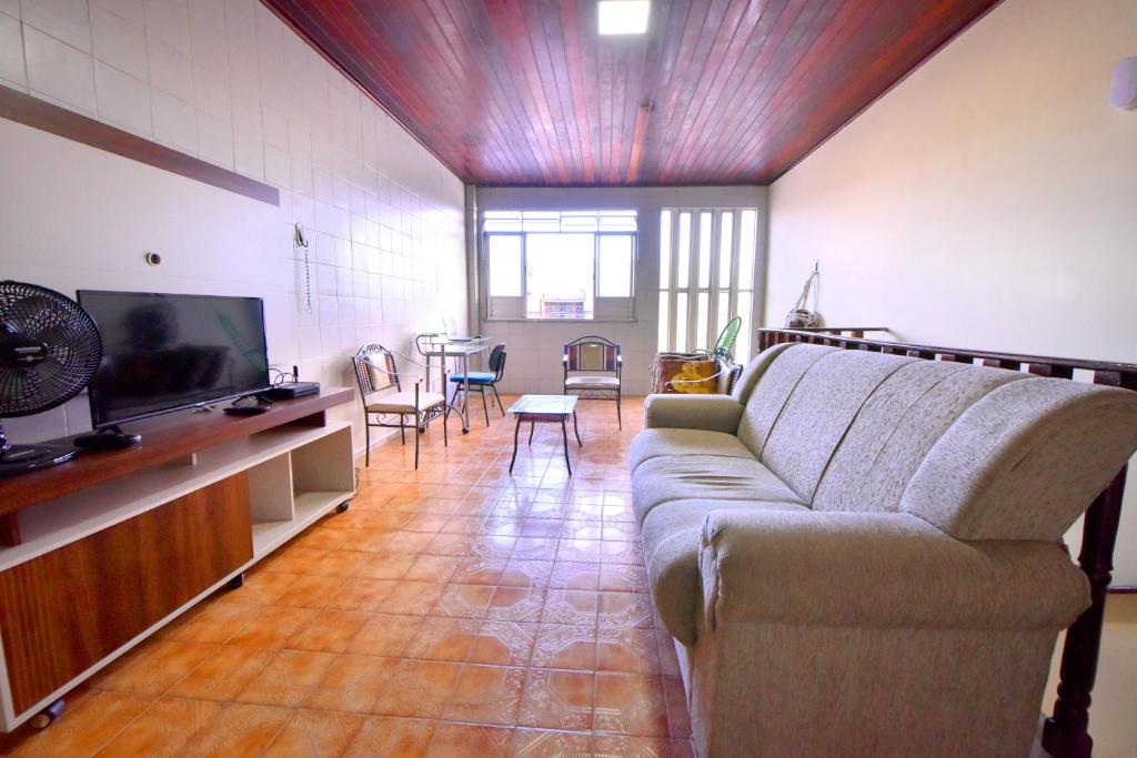 阿拉卡茹Casa no Centro, Home Office com ar condicionado的带沙发和电视的客厅