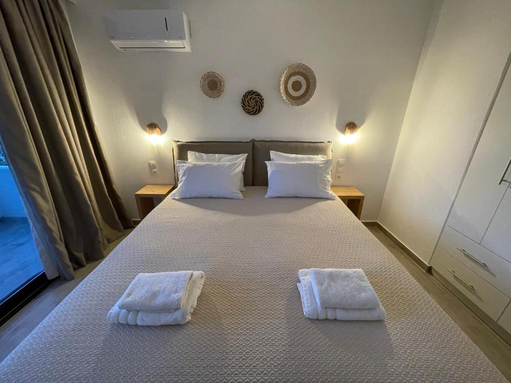 圣帕拉斯凯维Golden Evelyn的一间卧室配有一张带两条白色毛巾的床