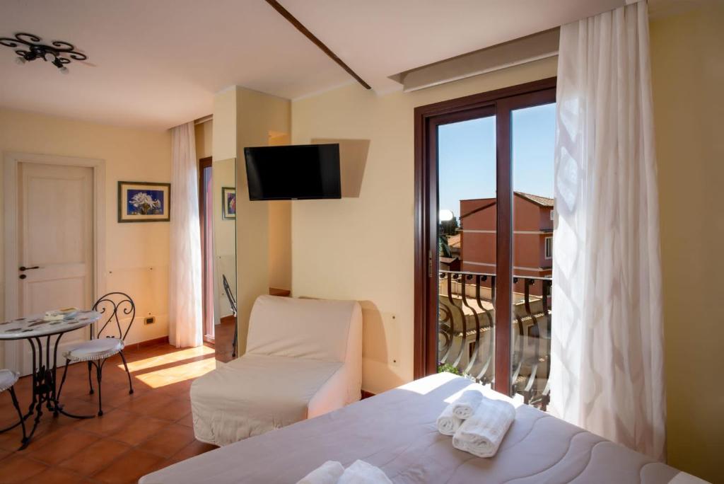 陶尔米纳B&B RE TANCREDI的酒店客房设有一张床和一个阳台。