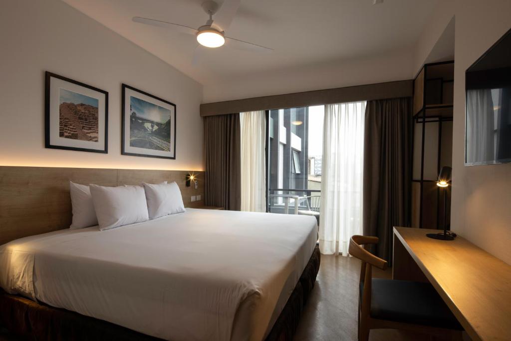 利马Casa Andina Standard Benavides的一间设有大床和窗户的酒店客房