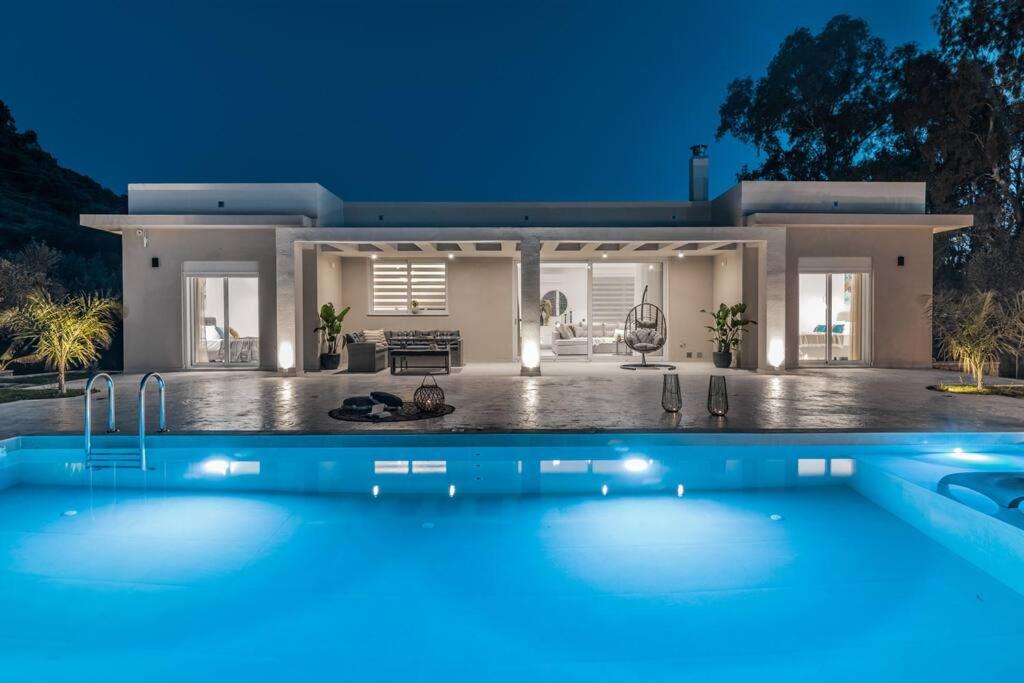 扎金索斯镇Melissia Luxury Villa的房屋前的大型游泳池
