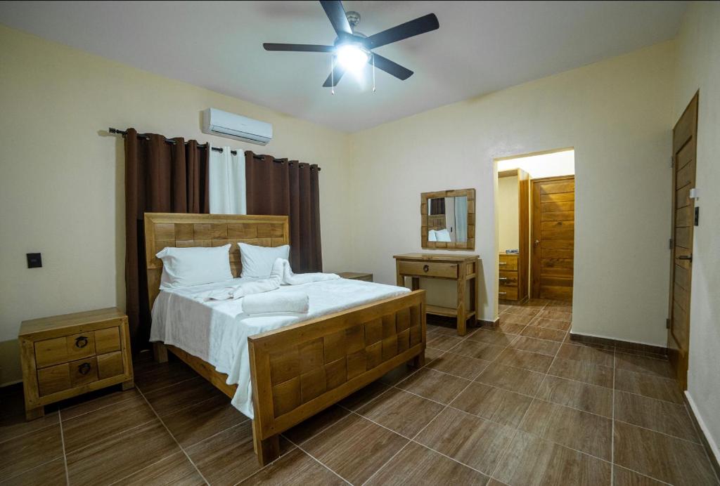哈拉瓦科阿VillaLunaCaridad的一间卧室配有一张床和吊扇