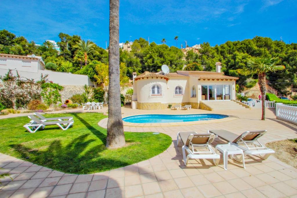莫莱拉Alldo - hill side with private pool in Moraira的一座带游泳池和房子的别墅