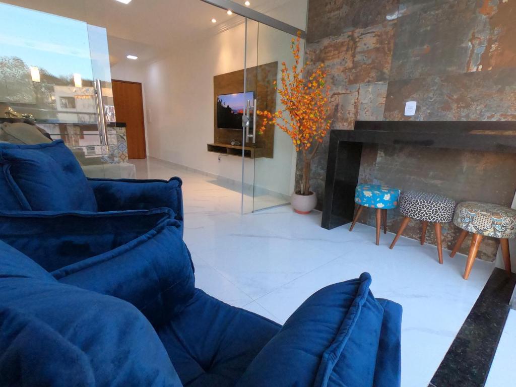 瓦拉达里斯州长市TH Flats GV Shopping 502的客厅设有蓝色的沙发和壁炉