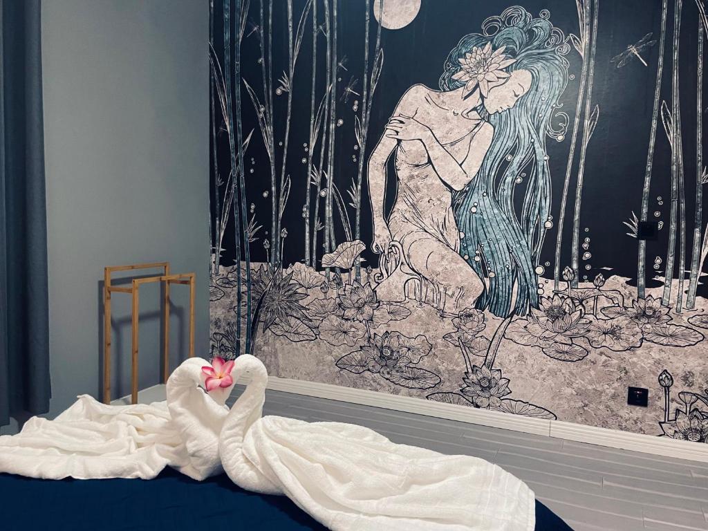 波拉波拉Fare Luna - Comfy New home in Bora Bora的一间设有一张带毛巾和绘画的床的房间