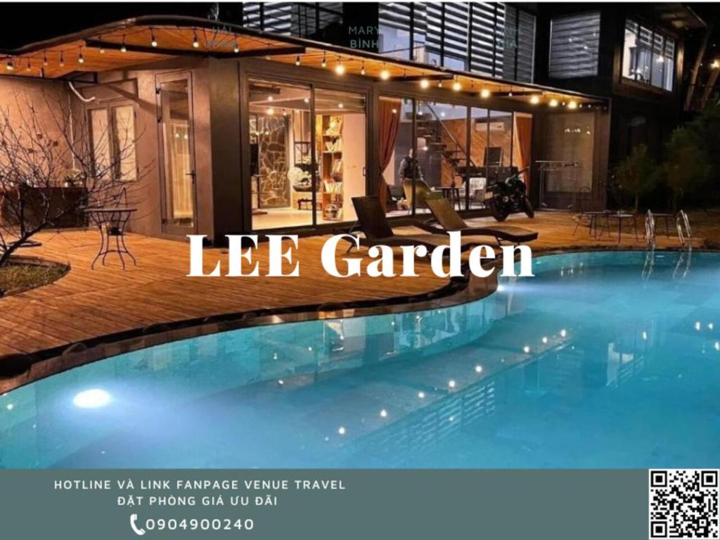 河内LEE Garden - Venuestay的一本杂志广告,为一座带游泳池的房子做广告