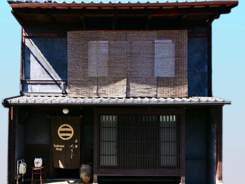 京都Teahouse Rouji的建筑的侧面有标志