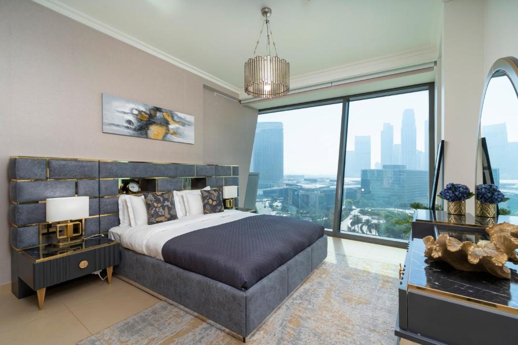 迪拜Prestige Living 1BR with Full Burj Khalifa View by Auberge的一间卧室设有一张大床和一个大窗户