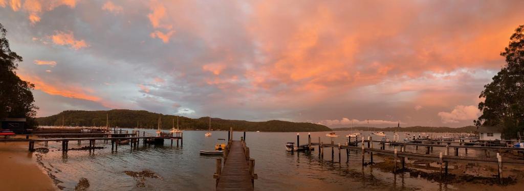 Scotland IslandIsland Paradise - Private Waterfront Retreat的一片阴凉的天空下,在水面上设有船只的码头