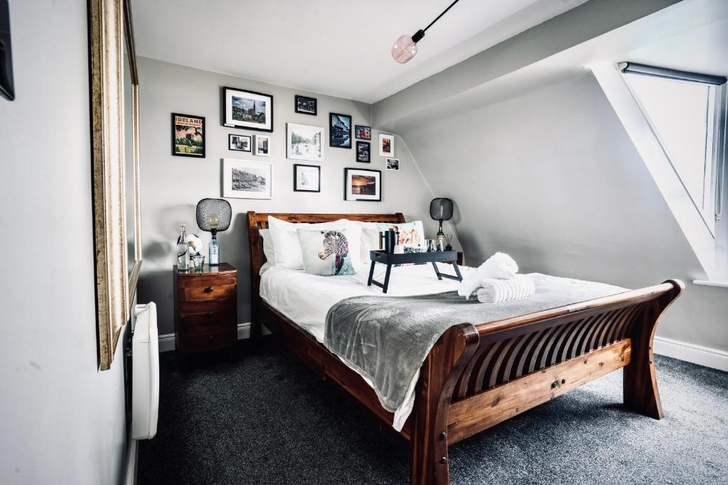 科芙Modern Penthouse Apartment in Cobh Town的一间卧室配有一张木架大床
