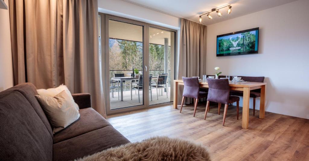 皮茨河谷阿兹尔Wein Neururer的客厅配有沙发和桌椅