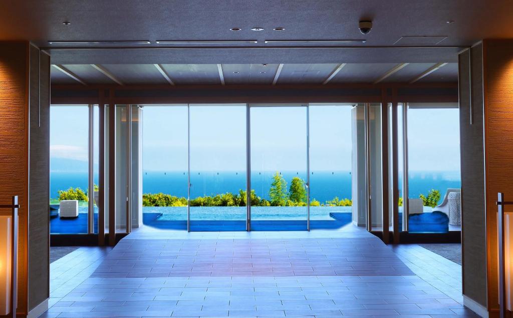 伊东KAMENOI HOTEL Izukogen的开放式的海景大堂