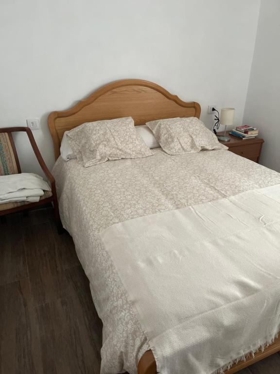 福斯Viviendas uso turístico REME II的卧室内的一张带白色床单和枕头的床