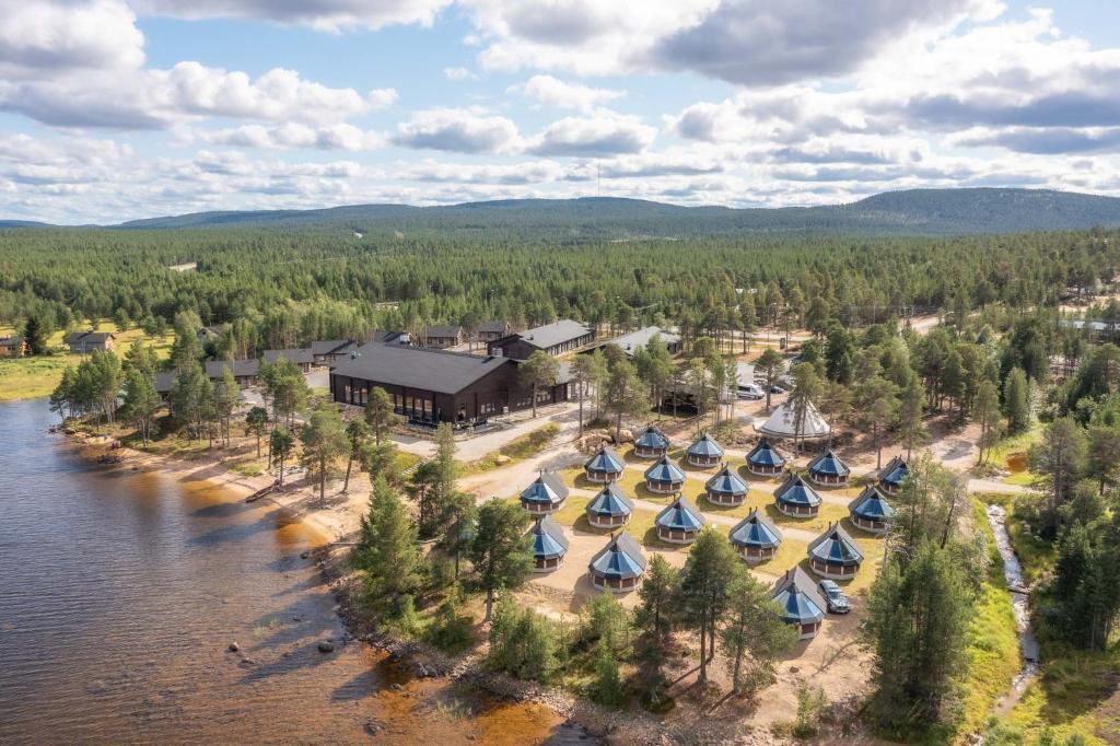 伊纳利Wilderness Hotel Inari & Igloos的享有度假村和河流的空中景致
