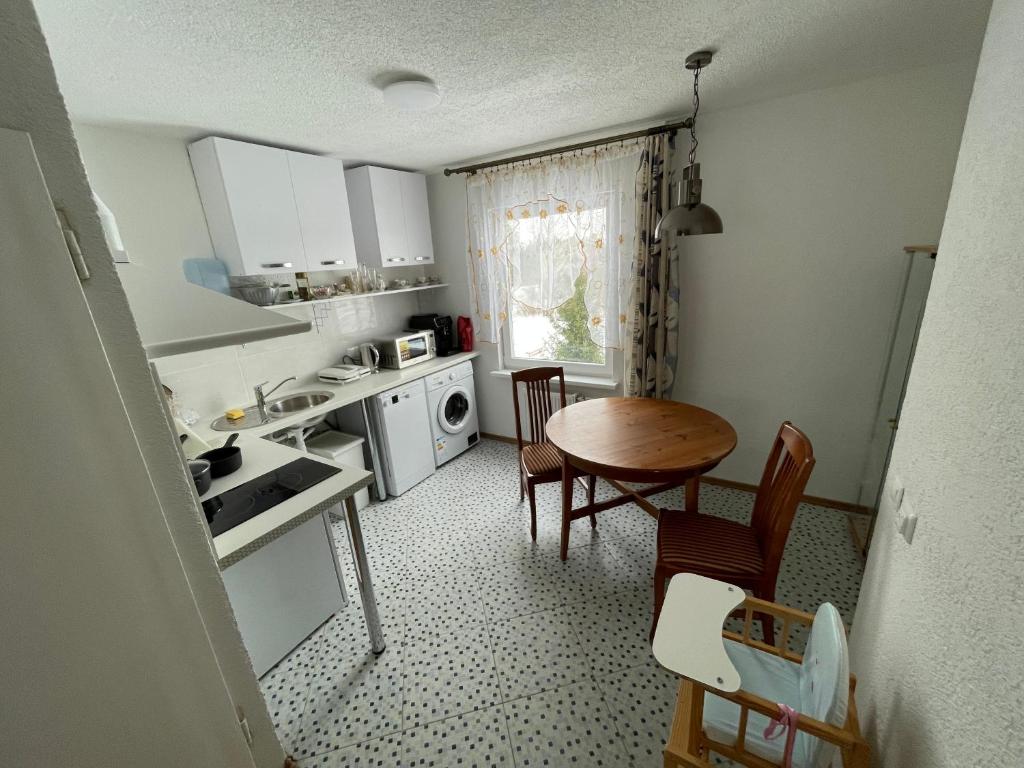 尤卡尔内Jūrkalnes dzīvoklis的小厨房配有桌椅