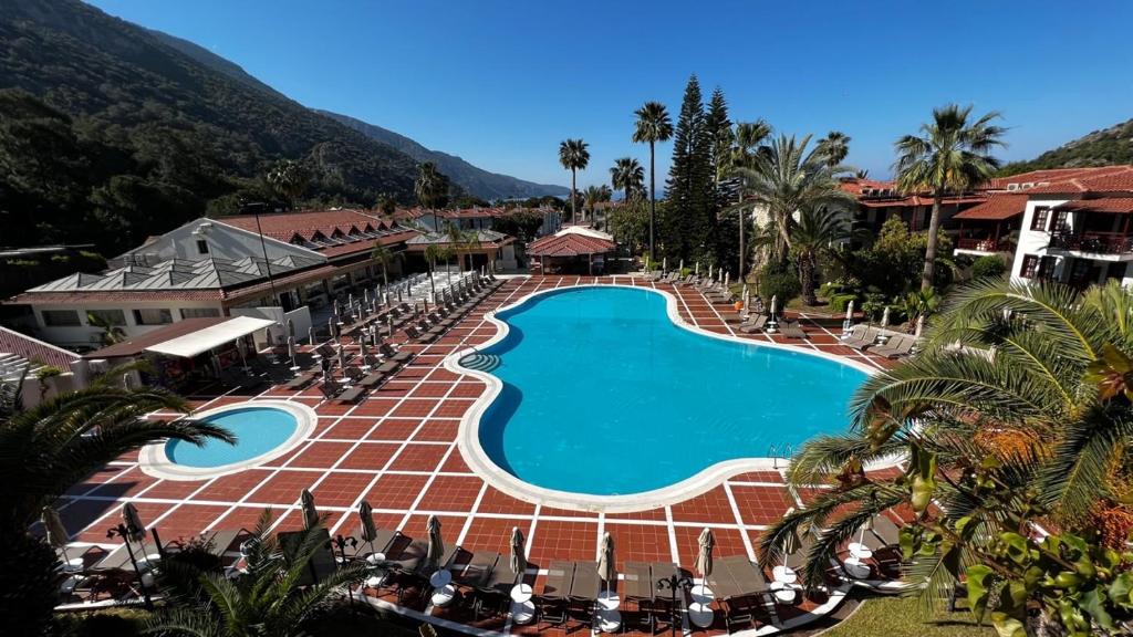 厄吕代尼兹阿利兹奥陆丹尼兹全包酒店的享有带游泳池的度假村的空中景致