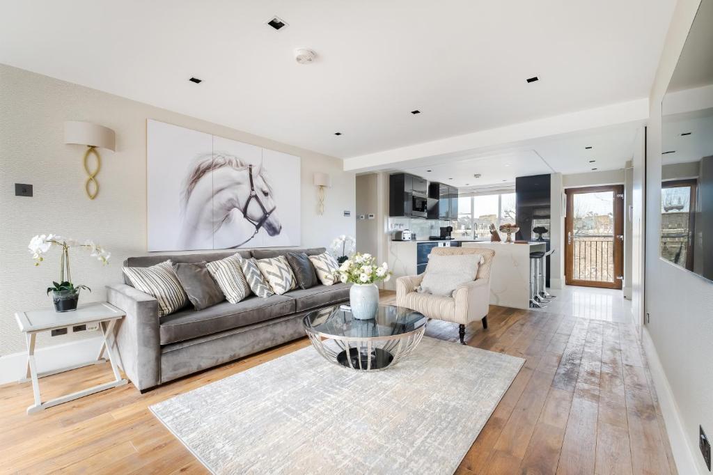 伦敦Luxury 3 Bedrooms Apartment in Central London的客厅配有沙发和桌子