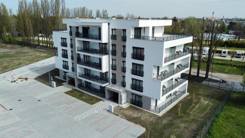 多瑙斯特雷达Rivapark的白色公寓大楼的空中景致