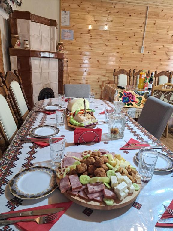 VăleniCasa Utan的一张桌子上放着一盘食物