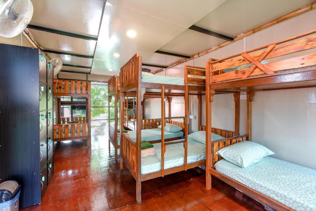 珍南海滩Bunga Hostel的房屋内带4张双层床的房间