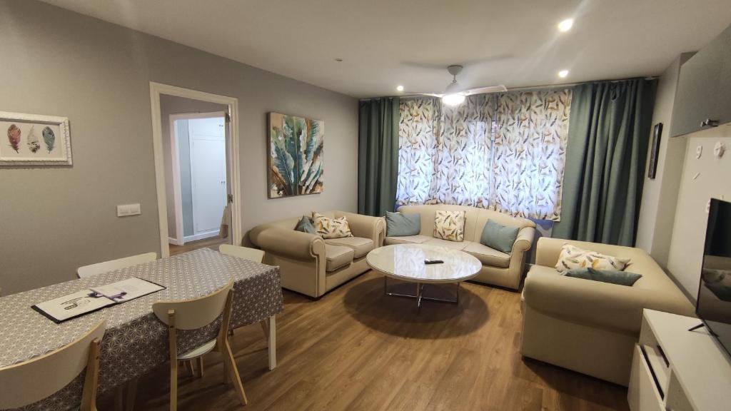 安道尔城SUITEDREAMS - Avet 31的客厅配有沙发和桌子