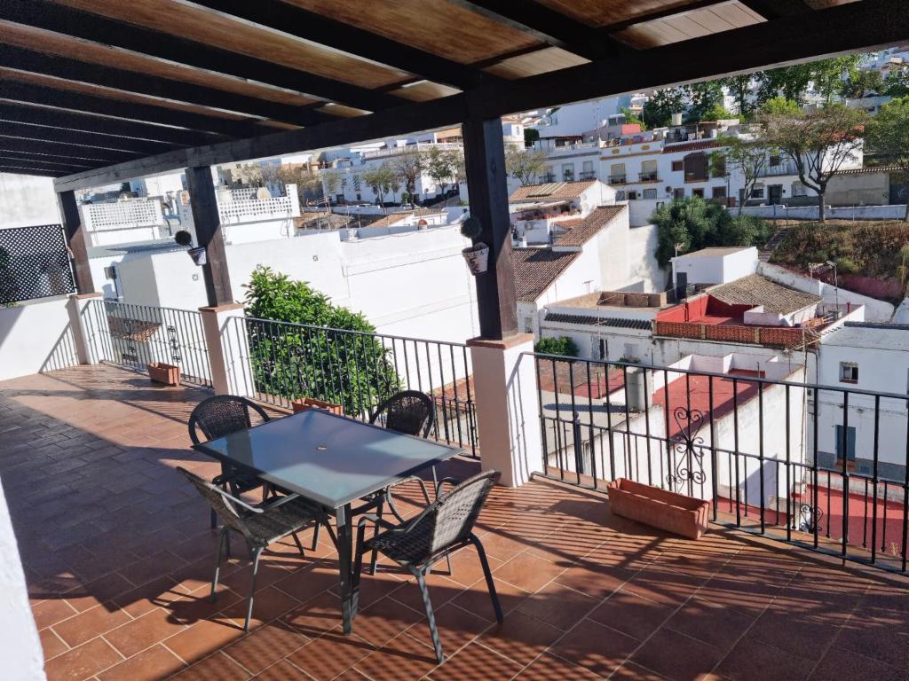 阿尔科斯-德拉弗龙特拉Piso Levante的阳台的天井配有桌椅
